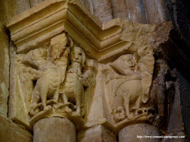 VENTANAL DEL LADO SUR DEL CRUCERO-DETALLE CAPITELES